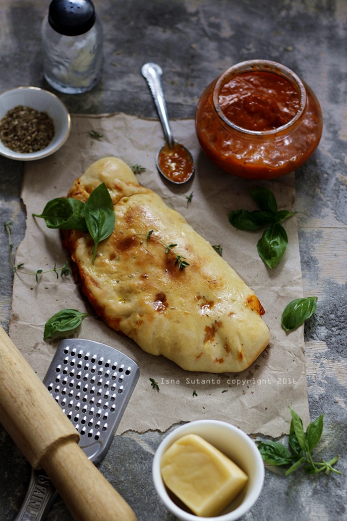 CALZONE PIZZA DENGAN SAUS TOMAT HOMEMADE DAN SIMPEL DOUGH PIZZA